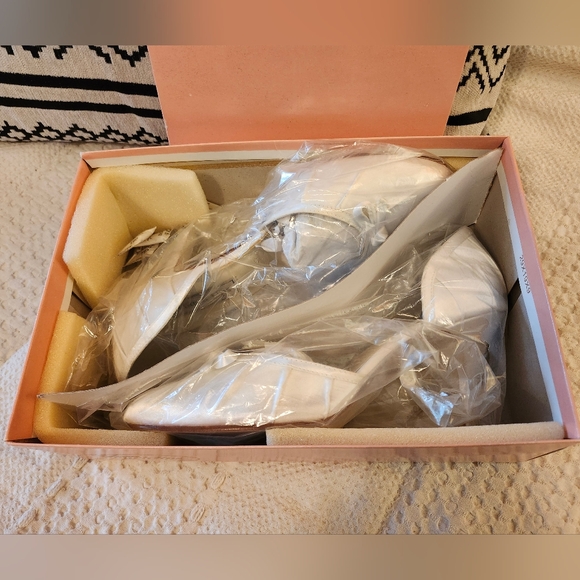 Vintage Touch Ups by Benjamin Walk - "Breeze" /Women's Size 8.5, white satin - Picture 8 of 8